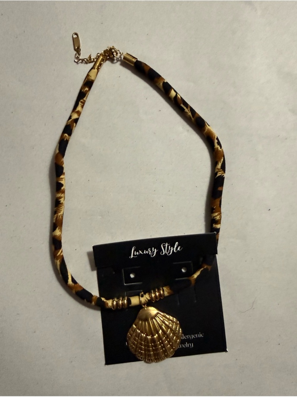 Beachy Gold Shell Pendant Leopard-Print Choker Necklace NWT